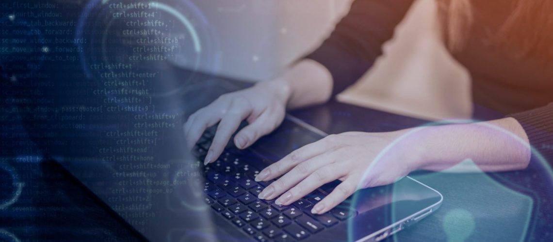 mulher digitando no computador, notebook com segurança digital