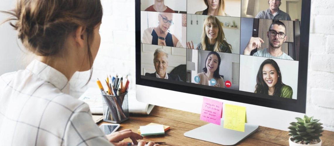 Mulher participando de reuniões online