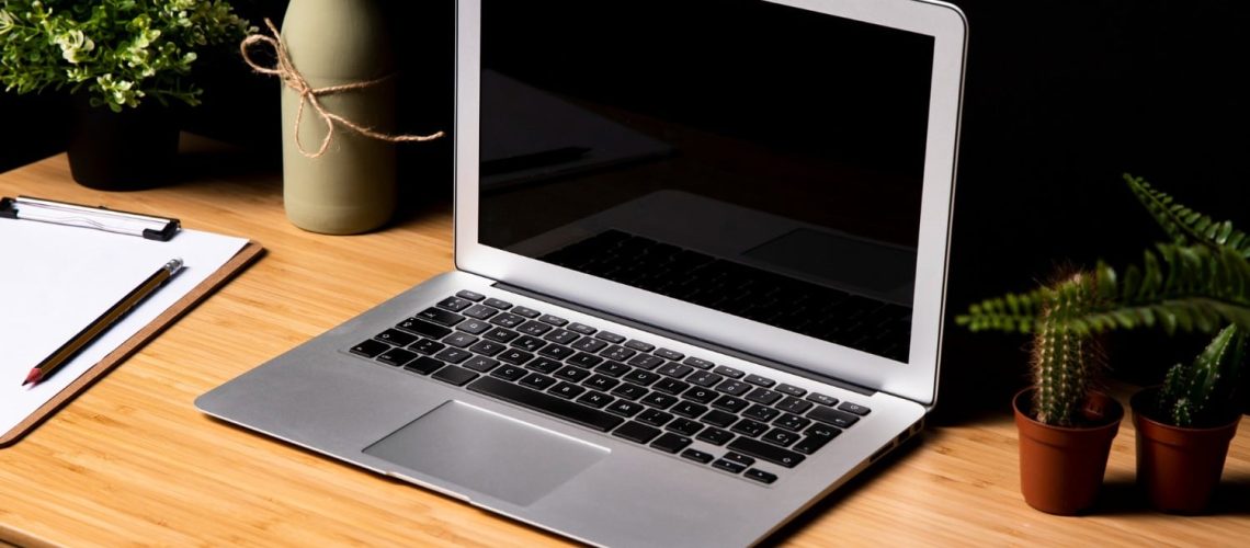 Notebook MacBook sobre a mesa