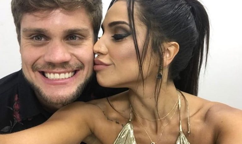 Paula posta foto de Breno pelado no banho