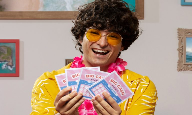 Homem feliz segurando bilhetes da loteria