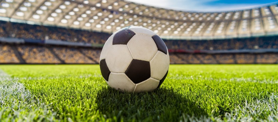 bola de futebol no gramado