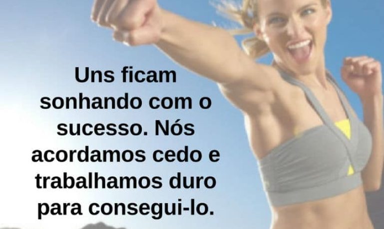 Uns ficam sonhando com o sucesso. Nós acordamos cedo e trabalhamos duro para consegui-lo. - frases de motivação