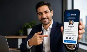 empresário mostrando o seu cartão de visita digital