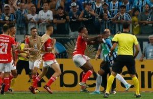 Grêmio e Internacional empatam 0x0 na Libertadores em Grenal com 8 expulsões