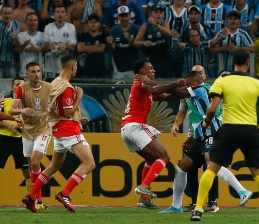 Grêmio e Internacional empatam 0x0 na Libertadores em Grenal com 8 expulsões