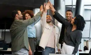alcançar o sucesso, pessoas levantando a mão e comemorando