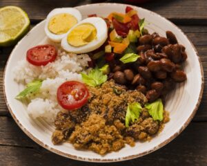 Imagem de um prato de comida saudável representando o Programa de alimentação do trabalhador