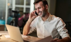homem empresário falando no celular