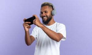 homem jogando no celular