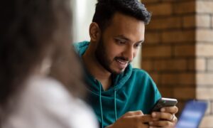 homem navegando com atenção no celular