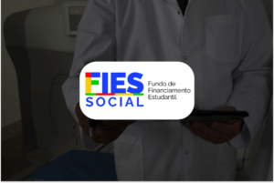 Imagem de um médico de fundo e a frente com um logo do FIES