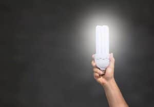 Imagem de uma lâmpada acesa representando que a Conta de luz vai subir