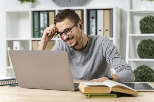 Homem estudando para Concursos federais