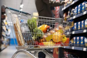 Imagem de um carrinho de mercado com alimentos representando a Cesta de natal Bolsa Família