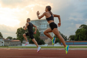 Imagem de dois atletas em uma corrida, representando o conceito de Bolsa Atleta, um programa que oferece apoio financeiro a esportistas. A cena simboliza o esforço e dedicação necessários para se qualificar para o benefício.