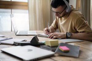 Homem se planejando para o que estudar na prova de Português dos Correios