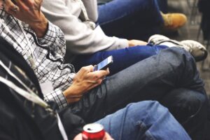 Homem vendo como ver resultado da perícia INSS pelo celular