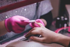 benefícios do INSS para manicure: mulher trabalhando como manicure