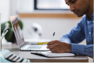 Homem estudando usando a técnica da Revisão contínua e espaçada