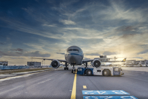 Imagem de um avião em um aeroporto representando a Passagem de avião barata para idosos