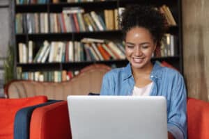 Mulher pesquisando em seu notebook Concursos no Brasil