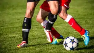 jogando futebol