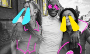 jovens amigos foto preto e branco com elementos coloridos focando na cultura remix