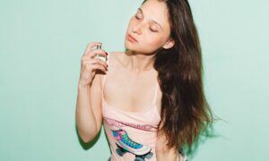 menina usando perfume