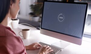 mulher acessando computador mac da Apple