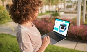 mulher acessando curso no computador