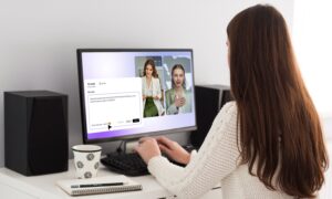 mulher criando vídeo com inteligência artificial no computador