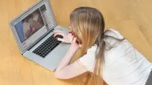 mulher deitada assistindo vídeos no Youtube