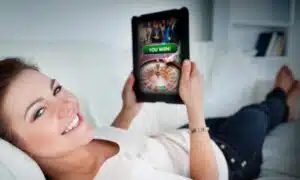 mulher deitado no sofá jogando cassinos ao vivo