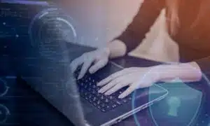 mulher digitando no computador, notebook com segurança digital
