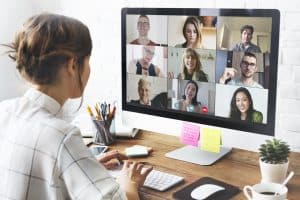 Mulher participando de reuniões online