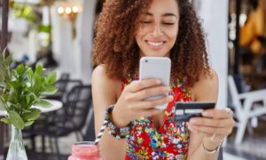 mulher fazendo compra no celular
