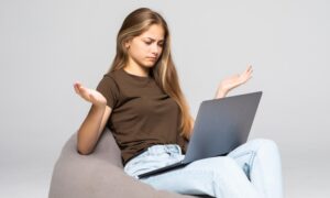 mulher impaciente no computador