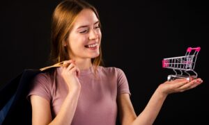 mulher segurando carrinho de compras