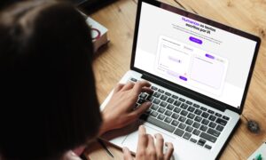 mulher usando hhumanizador de texto no computador