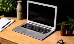 Notebook MacBook sobre a mesa