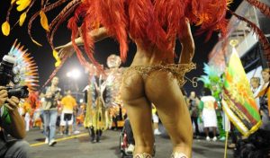 O segredo das musas do carnaval para camuflar estrias e cicatrizes, por Beto Freitas