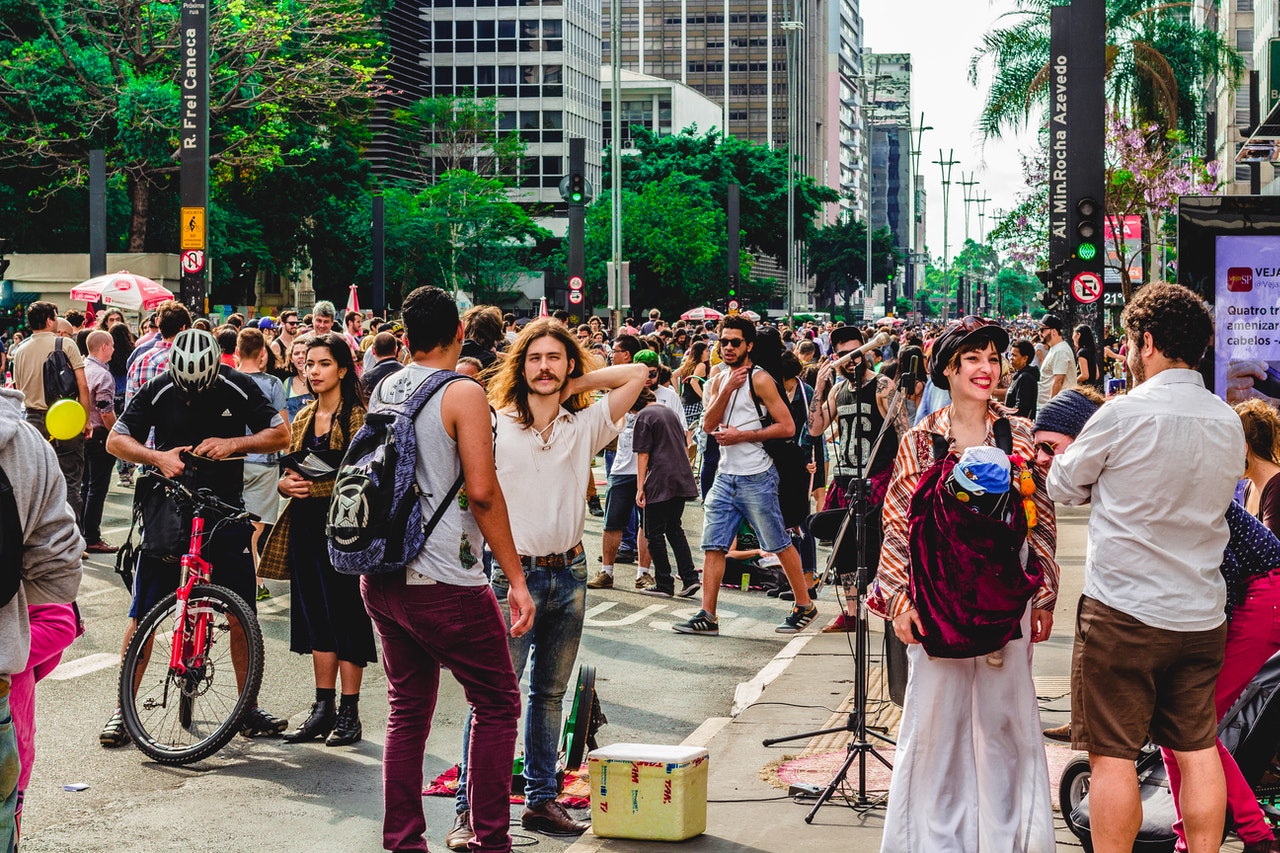 Pessoas conversando na cidade de São Paulo