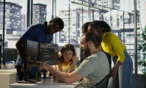 pessoas no computador desenvolvendo software