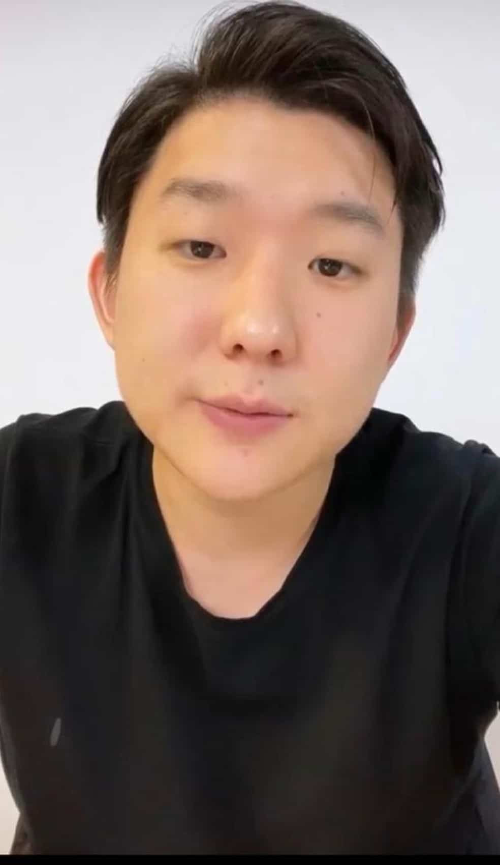Pyong Lee mostra novo cabelo