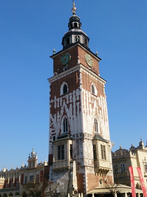 Torre da prefeitura na praça do mercado em Cracóvia