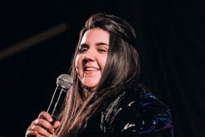 Yasmin Santos irá fazer live hoje